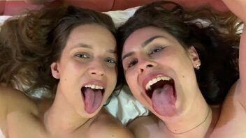 Emme White e Venus em um ménage delicioso fodendo e ganhando leitinho