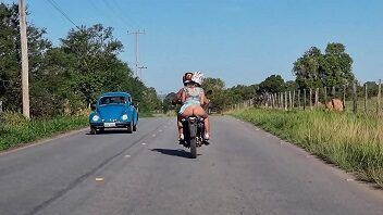 Levou a esposa pra andar de moto sem calcinha de vestido