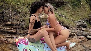 Mari casadinha e Mih ninfetinha fazendo um sexo lésbico na praia