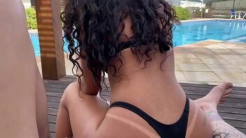 Ninfeta ficou excitada na piscina e foi pro ap quicar na rola do namorado