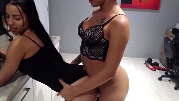 Karen Oliver casada fodendo com amiga travesti