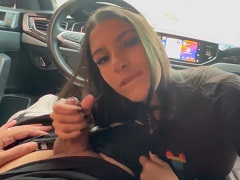 Lauren, uma jovem safadinha, fazendo um boquete no motorista do Uber
