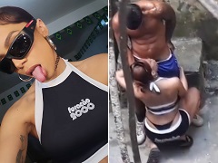 Anitta sendo filmada em um momento ousado enquanto grava seu novo videoclipe na comunidade.