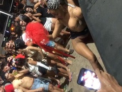 Mulher exibindo os seios no Carnaval de 2023