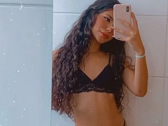 Poliana Arapiraca está mostrando um pouco do corpão usando uma lingerie bem sensual e ousada