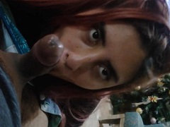 Uma ruiva latina muito safadinha fazendo um oral incrivelmente gostoso.