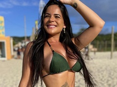 Kethellen Soares sensualiza durante o banho, mostrando seus seios avantajados.