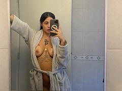 Mariana Voulàire sem roupa se divertindo com um brinquedo sensual e fazendo barulhos de prazer