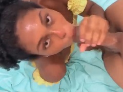 Morena jovem fazendo sexo oral no amigo e levando gozada no rosto