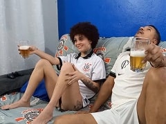 Mulata foi assistir a partida do Corinthians com um amigo e acabou fazendo um sexo bem animado.