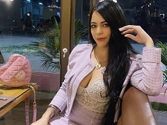 Veja Raissa Gamazo em um vídeo sexy se divertindo com um brinquedo especial