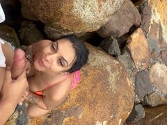 Mandy Lia fazendo um boquete e transando com amigo na praia.