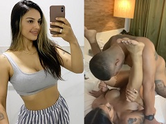 Samara Andrade, a loirinha gostosa, fazendo putaria de pernas abertas e de quatro em pornô amador