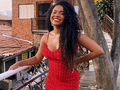 BBB24 Thalyta Alves exibindo os seios de forma provocante.