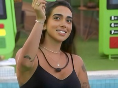 Giovanna Lima do BBB24 sendo higiênica durante o banho.