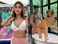 Larissa Sumpani transa na banheira com um cara mais jovem cheio de vontade.