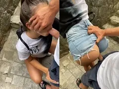 Garota novinha usando um shortinho curto transando no meio da rua durante o dia