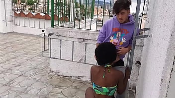 Novinha na favela na suruba