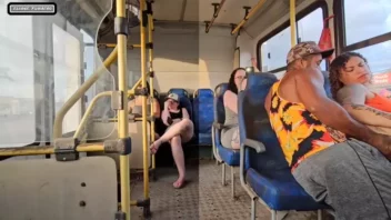 Mulher embriagada é pega fudendo gostoso dentro do ônibus