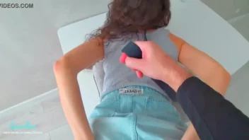 Menina com bundão bonito fudendo gostoso usando uma saia jeans super curta