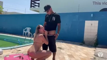 Patty Hotwife fudendo gostoso com o limpador de piscina pauzudo