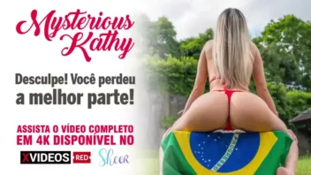 Loira magrinha com bundão bronzeado se aventurando no sexo anal caseiro