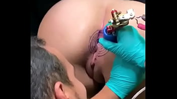 Tatuagem de coração na bunda