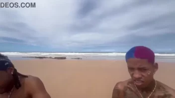 Aquele casal trocando carícias na praia durante o feriado