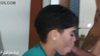 Fadynha deliciosa fazendo oral em vizinho bem-dotado