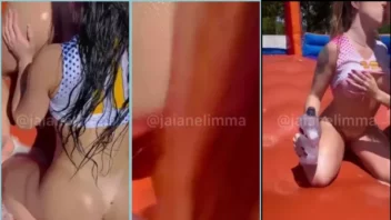 Jaiane Limma se divertindo com as amigas em uma partida de futebol de sabão