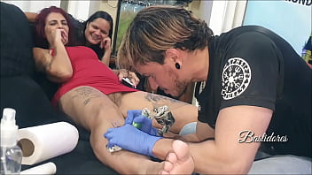 Safada fode com tatuador