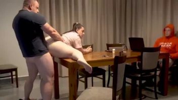 Marido assistindo sua esposa de bunda grande sendo penetrada em cima da mesa