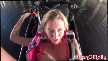 Mulher com bundão grande fudendo gostoso enquanto pilota jetski com o amigo do parceiro