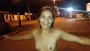 Tigresa Safada se Exibindo Toda Nua em Frente à Casa Dos Amigos