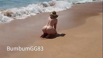 Esposa Safada Ficou Peladinha de Quatro na Praia de Nudismo