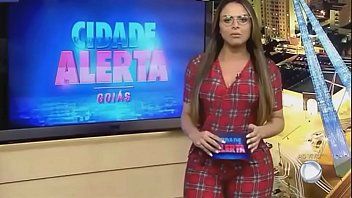 Silvye Alves apresentadora do Cidade Alerta Goiás exibindo suas curvas enormes no programa