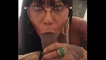 Amanda safadinha fazendo um boquete delicioso no seu cliente moreno